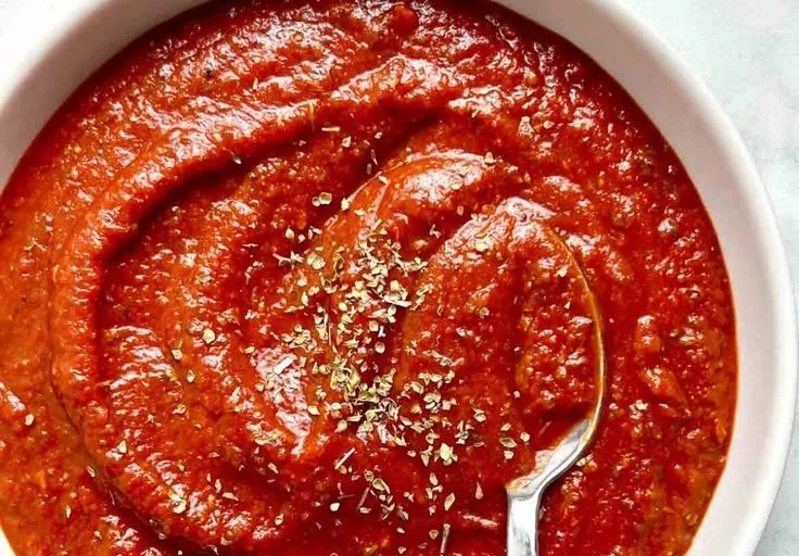 Homemade pizza sauce ready in 5 minutes for delicious homemade pizzas.